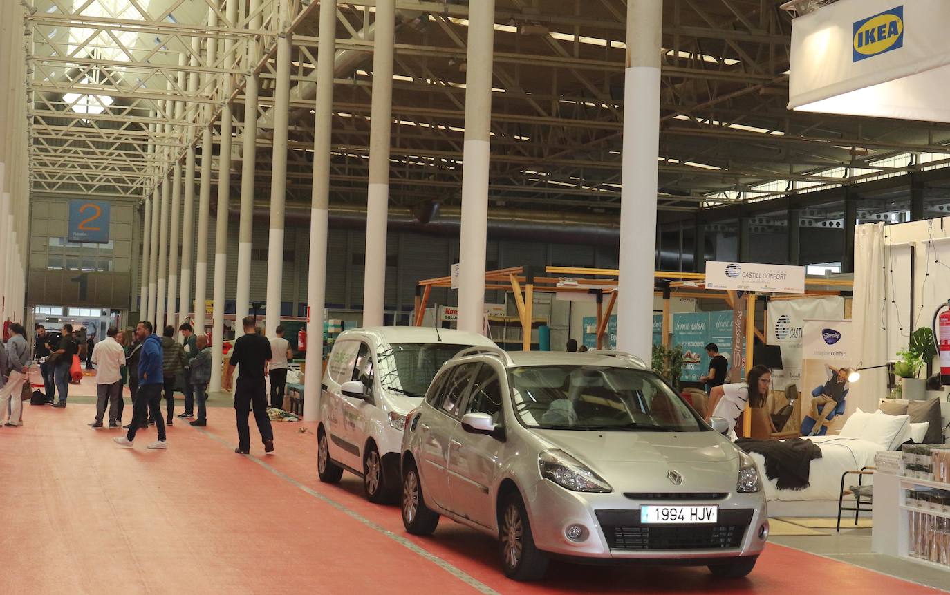 Ayuntamiento y Diputación de Valladolid han presentado hoy su expositor en la Feria de Muestras mientras el personal técnico ultimaba los detalles en las instalaciones.