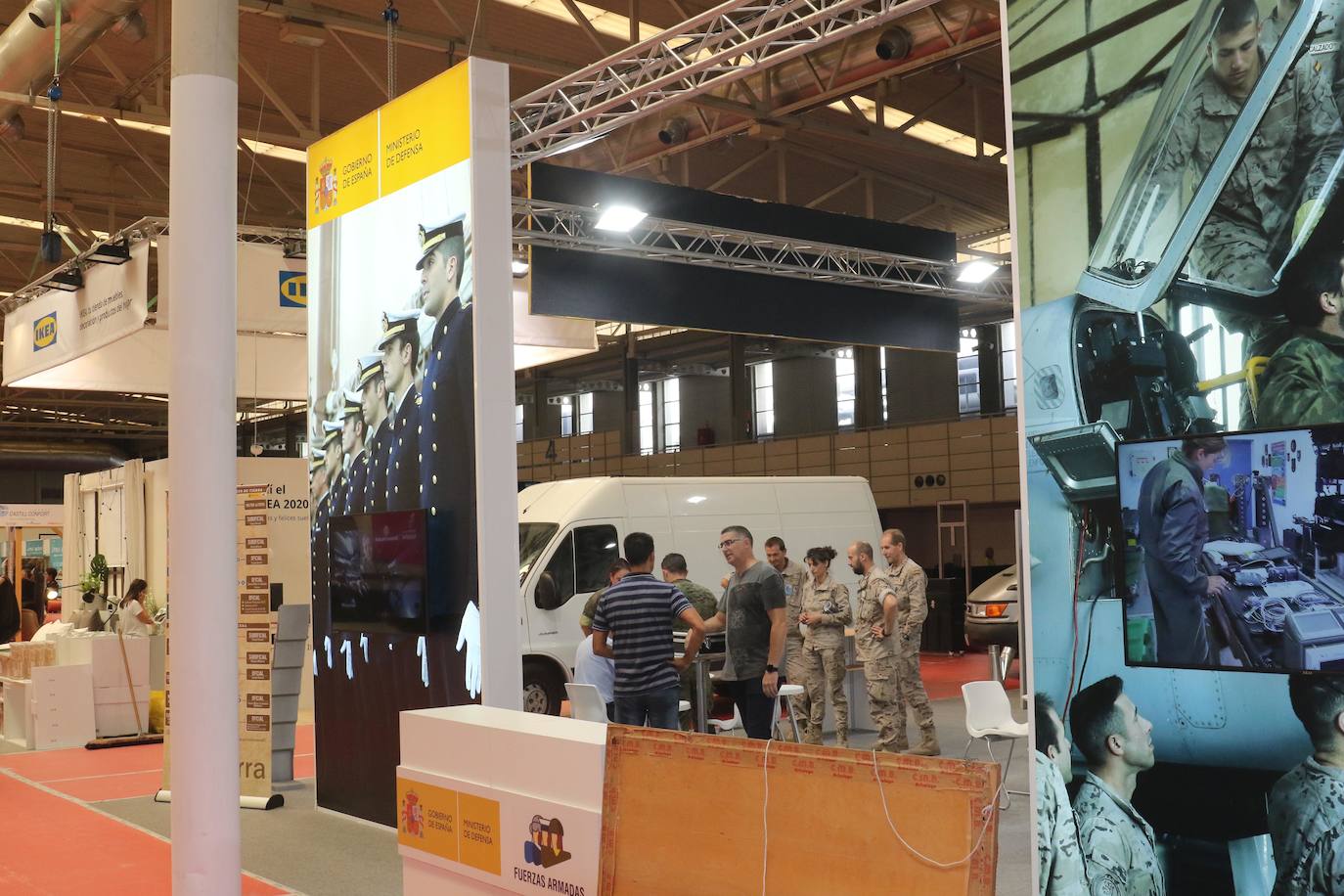 Ayuntamiento y Diputación de Valladolid han presentado hoy su expositor en la Feria de Muestras mientras el personal técnico ultimaba los detalles en las instalaciones.