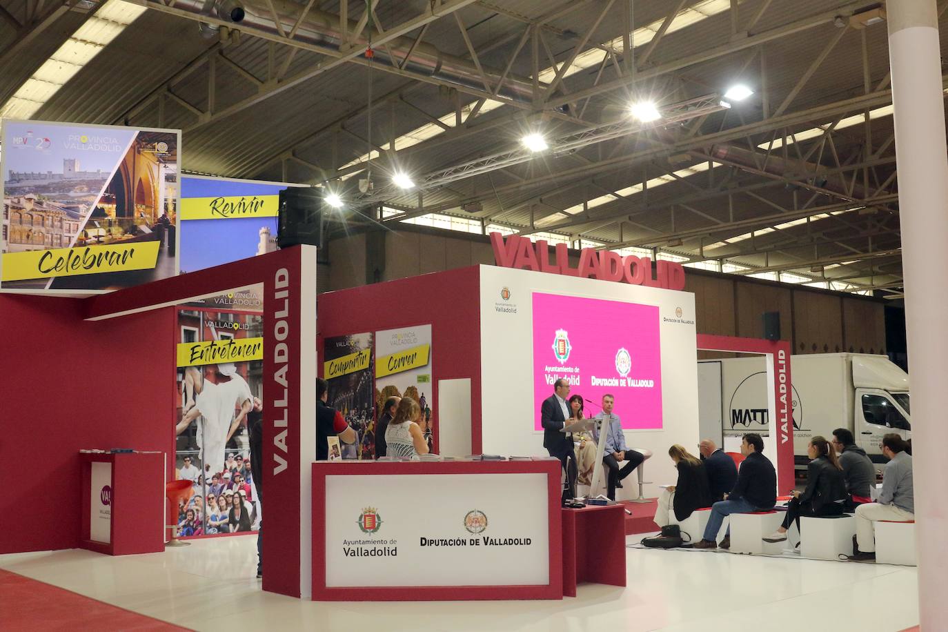 Ayuntamiento y Diputación de Valladolid han presentado hoy su expositor en la Feria de Muestras mientras el personal técnico ultimaba los detalles en las instalaciones.