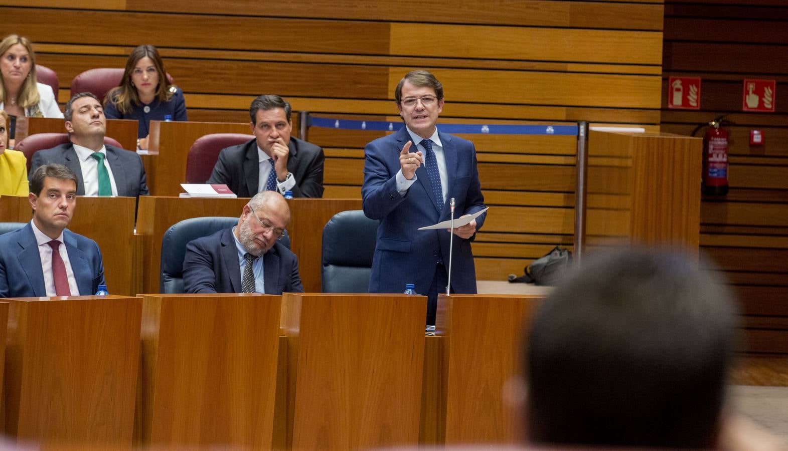 Tudanca afea al presidente haber empezado, con la ayuda de Cs, por incrementar altos cargos y asesores a dedo