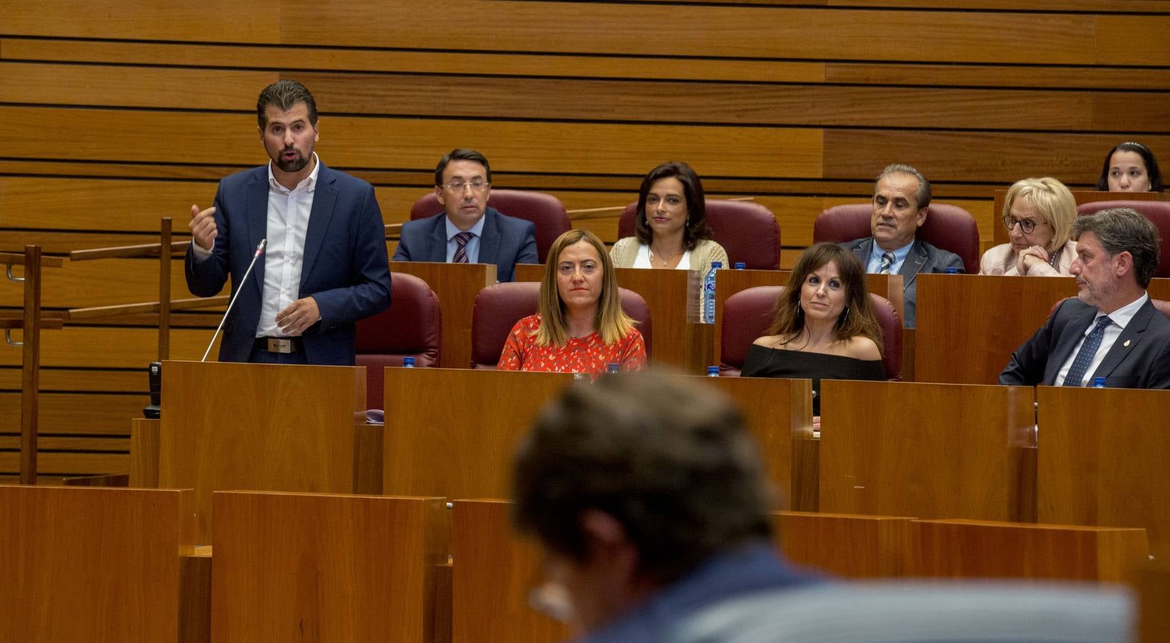 Tudanca afea al presidente haber empezado, con la ayuda de Cs, por incrementar altos cargos y asesores a dedo