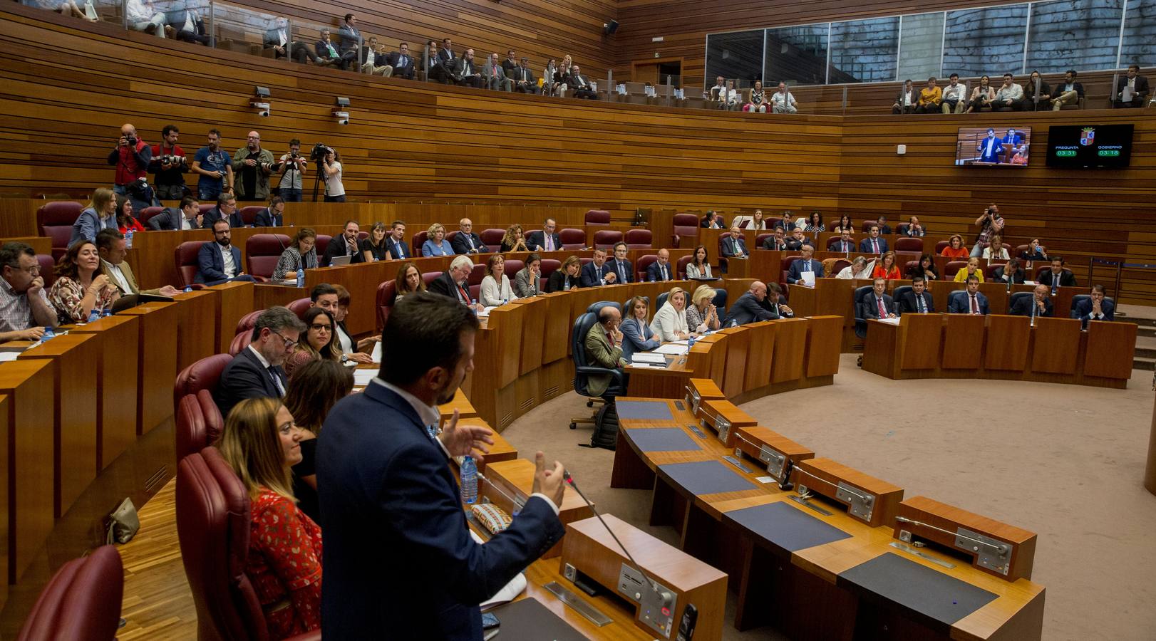 Tudanca afea al presidente haber empezado, con la ayuda de Cs, por incrementar altos cargos y asesores a dedo