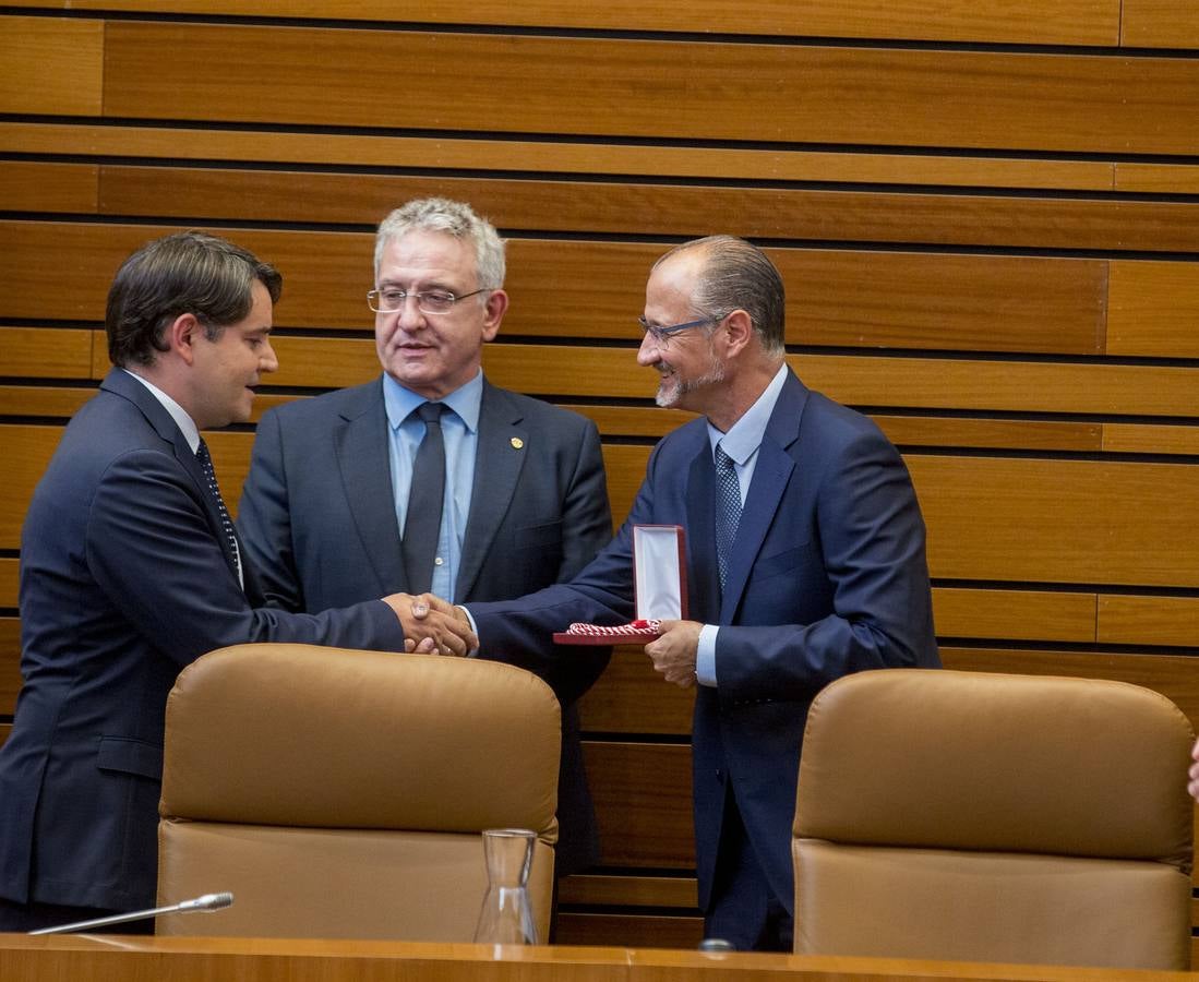 Tudanca afea al presidente haber empezado, con la ayuda de Cs, por incrementar altos cargos y asesores a dedo