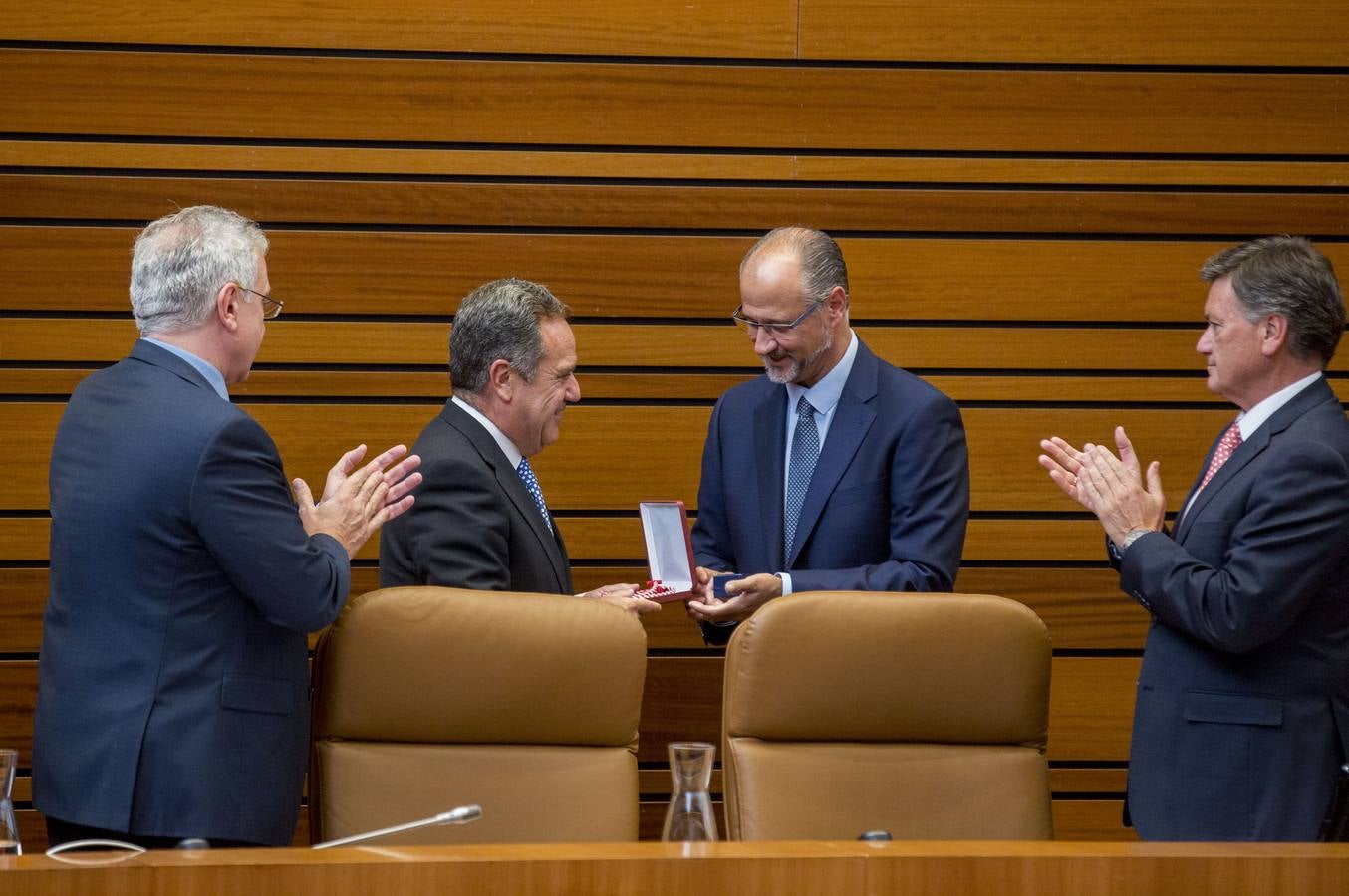 Tudanca afea al presidente haber empezado, con la ayuda de Cs, por incrementar altos cargos y asesores a dedo