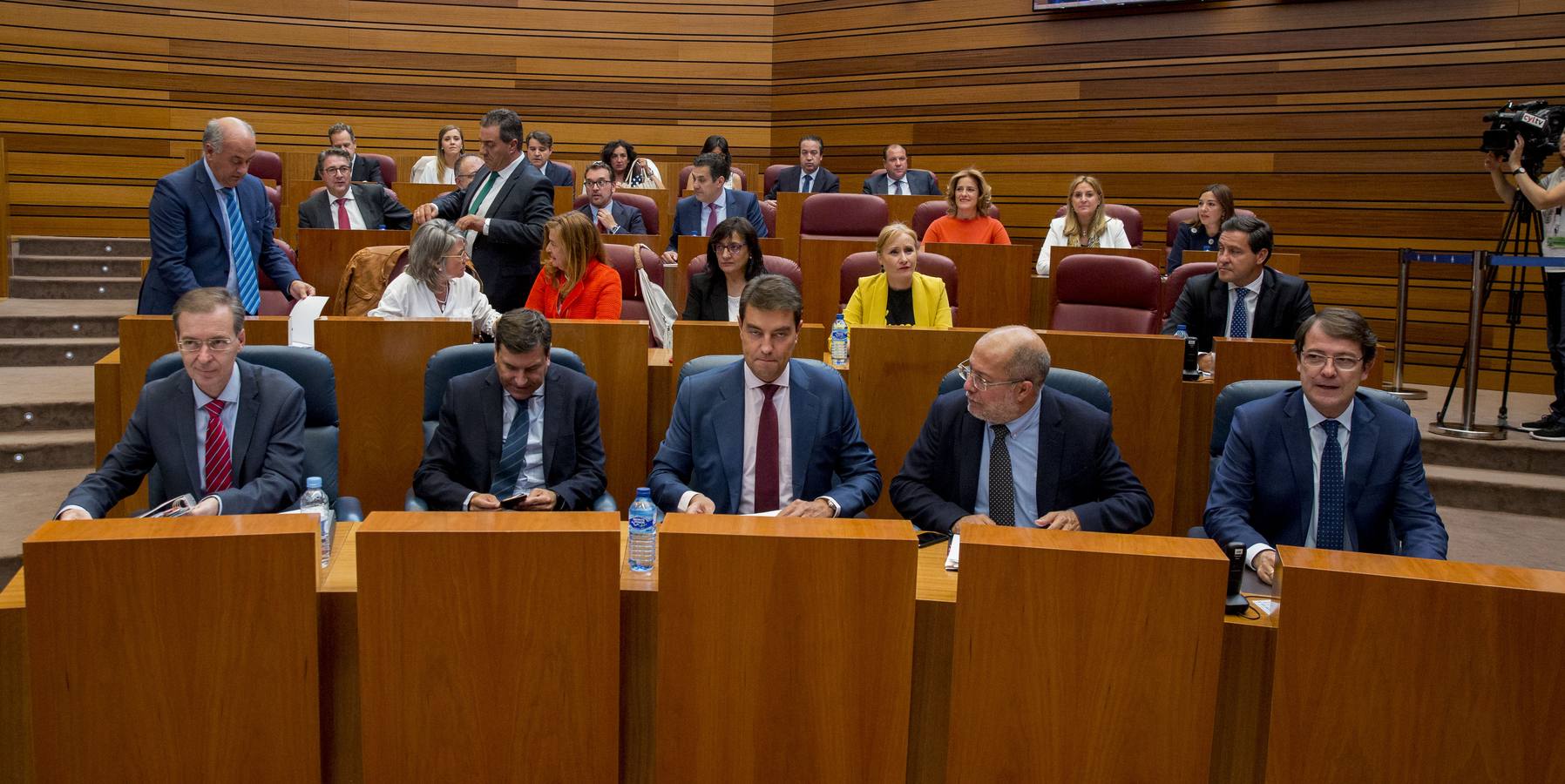 Tudanca afea al presidente haber empezado, con la ayuda de Cs, por incrementar altos cargos y asesores a dedo