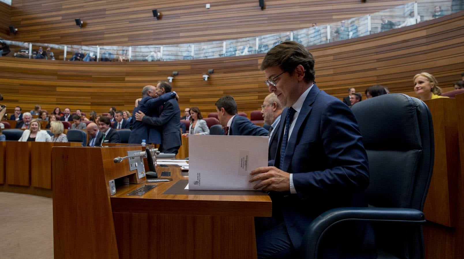 Tudanca afea al presidente haber empezado, con la ayuda de Cs, por incrementar altos cargos y asesores a dedo