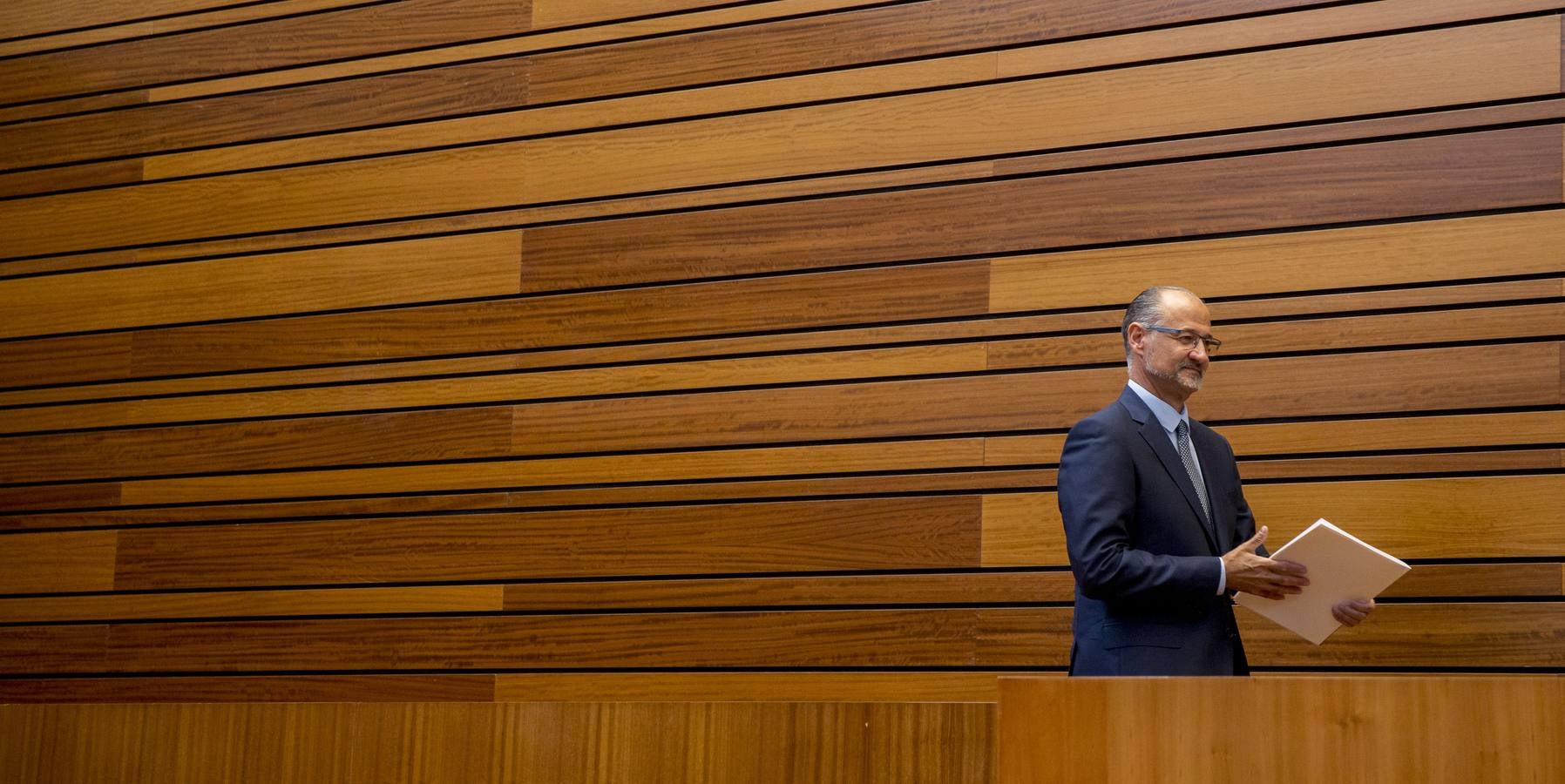 Tudanca afea al presidente haber empezado, con la ayuda de Cs, por incrementar altos cargos y asesores a dedo