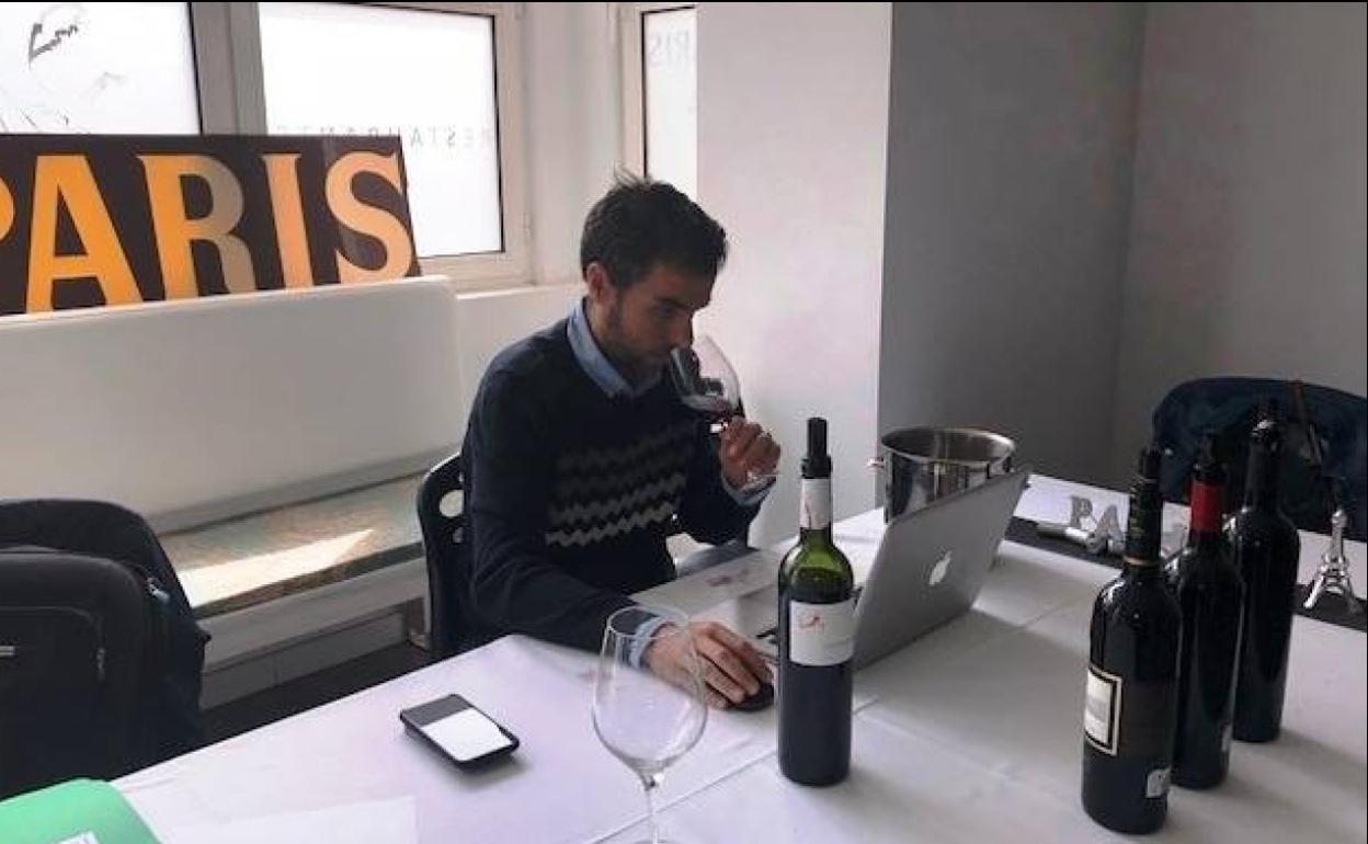 Carlos González, director de la Guía Peñín, durante la cata de vinos de la DO Arribes. 