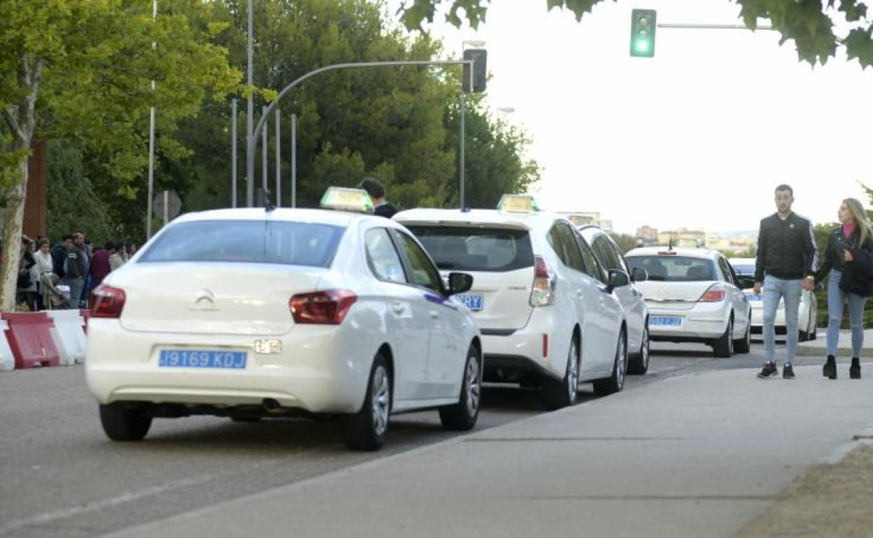 Parada de taxis en la zona del estadio, junto a los carruseles. 