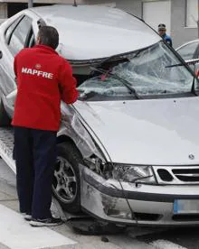 Imagen secundaria 2 - Un coche sufre importantes daños al chocar contra una camioneta aparcada en Palencia