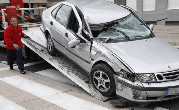 Imagen principal - Un coche sufre importantes daños al chocar contra una camioneta aparcada en Palencia