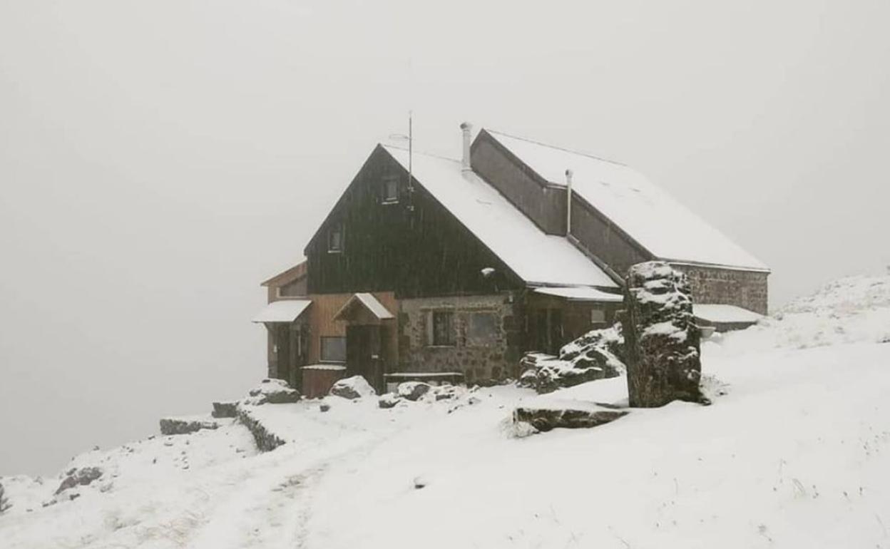 Imagen del refugio de Collado Jermoso, tomada por los responsables del mismo este martes.