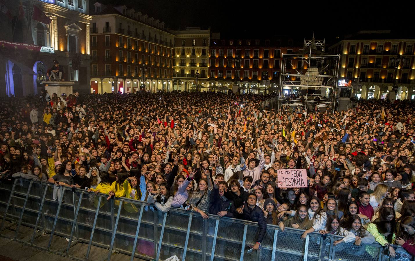 Miles de jóvenes disfrutan con la provocación de la nueva musa del 'dancehall, en una velada que abrió el rapero Erik Urano