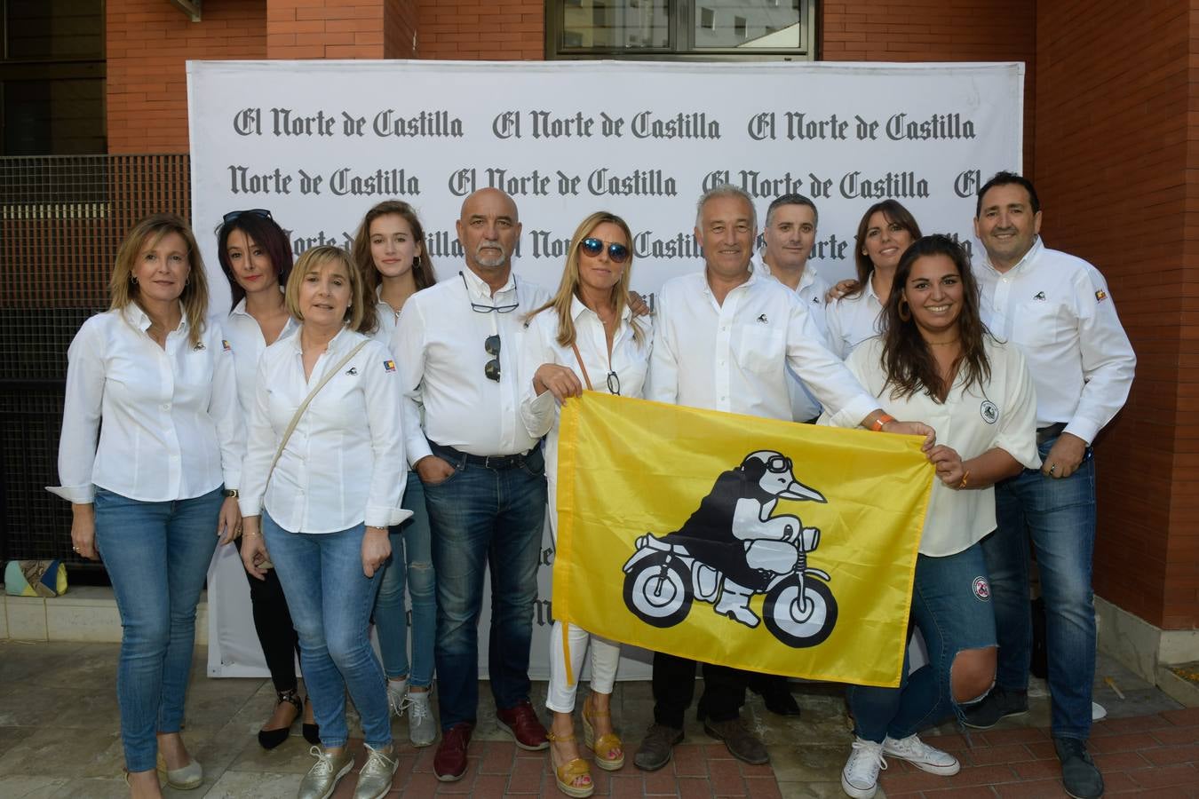 Un numeroso grupo de Turismoto, club organizador de Pingüinos Valladolid, acudió a la terraza del Hotel Meliá Recoletos.