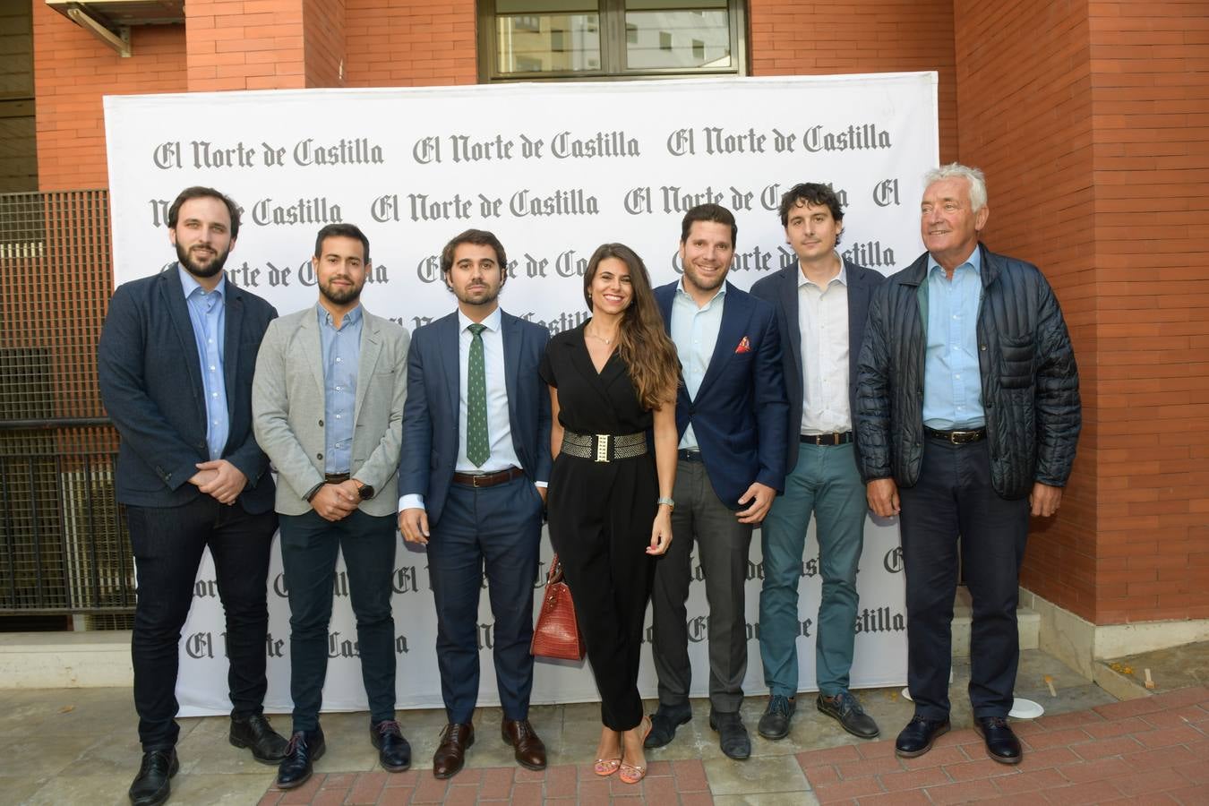 Los abogados Antonio Berdugo, David Muñoz, Javier Pintos, Juan Busto, Jorge González y Alberto Monclús, junto Elena García, de El Norte.