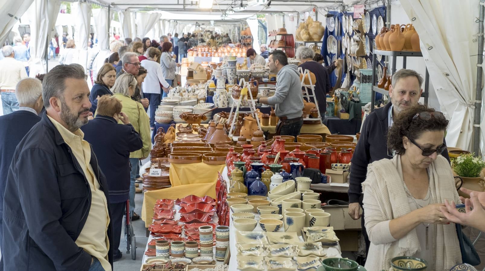 La feria celebra este año sus 41 años con el respaldo del público, que recorre con interés los puestos, donde se ofrecen las propuestas tradicionales y las más novedosas