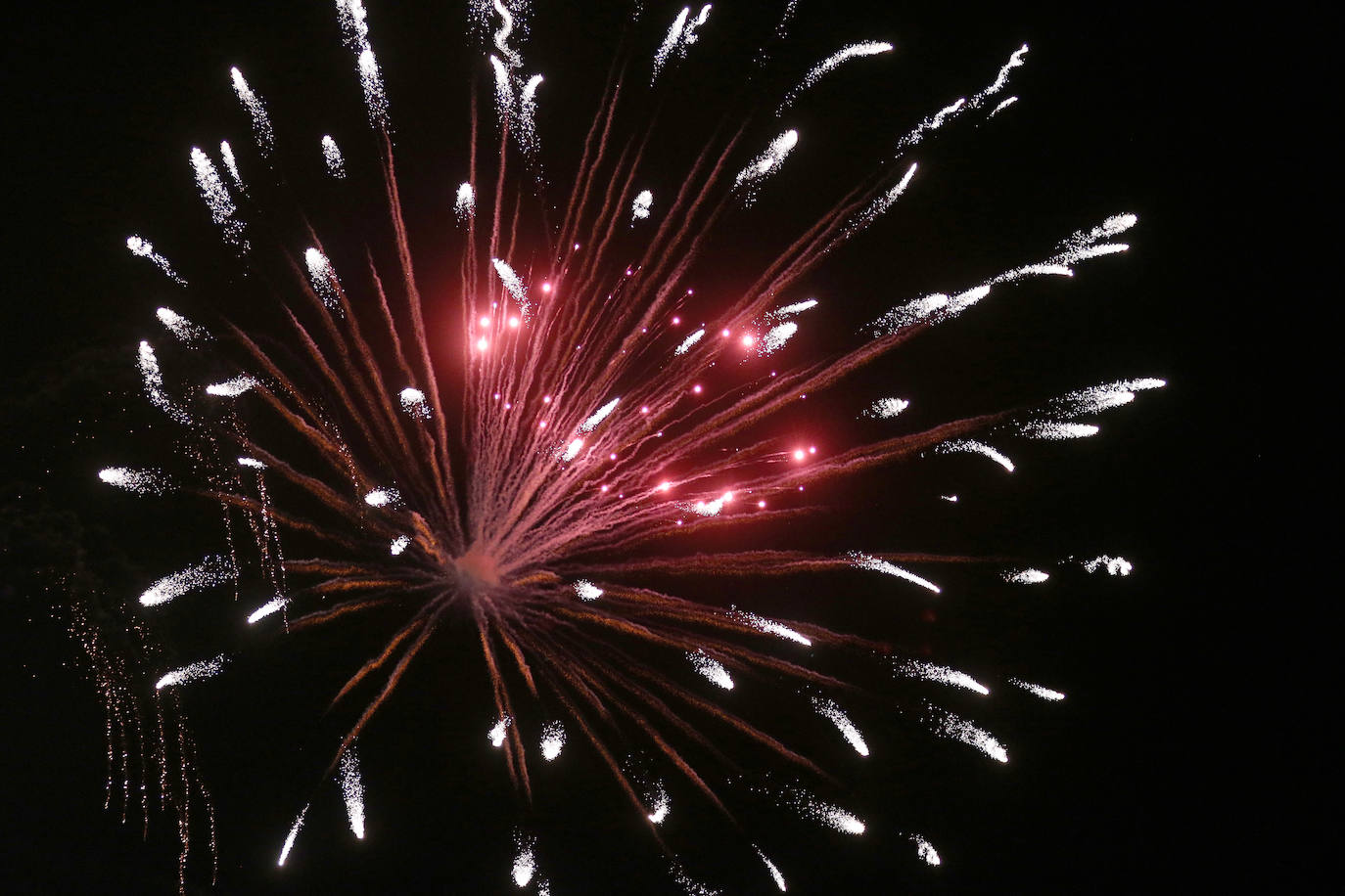 Segunda jornada de fuegos artificiales. 