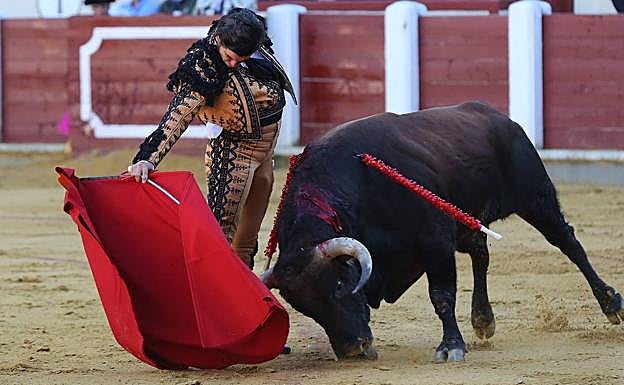 Morante, con la derecha.