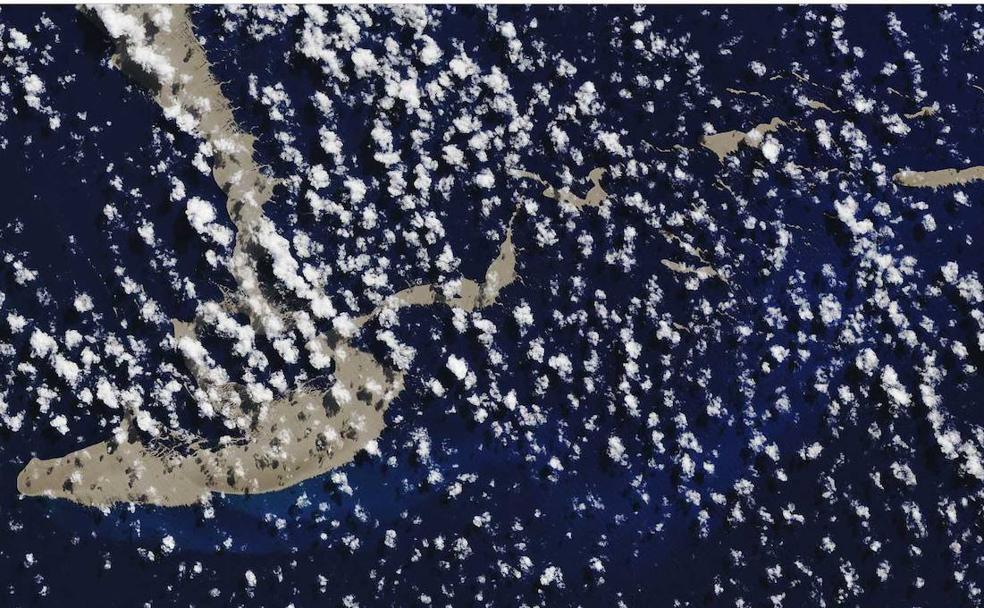 Fotografía de la enorme mancha de piedra pómez sobre el Pacífico tomada desde un satélite.