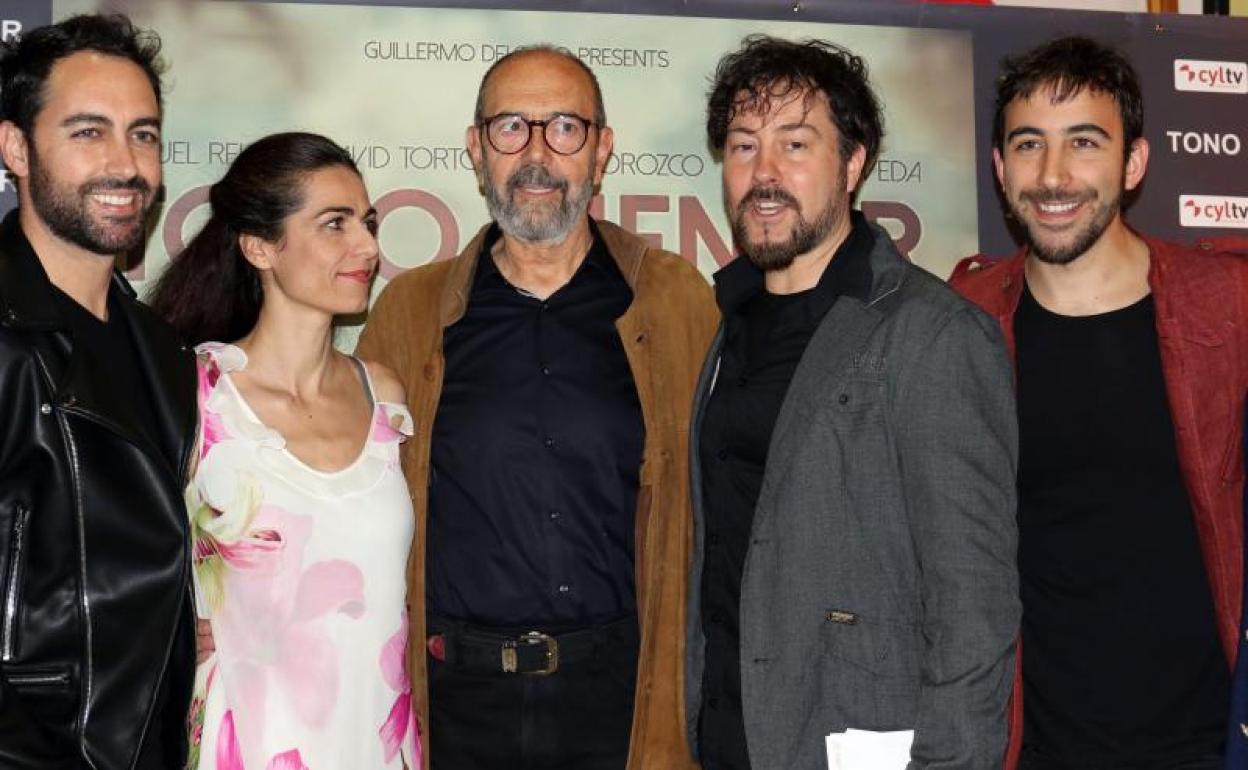 Desde la izquierda, los actores David Tortosa, Nati Orozco y Miguel Rellán, junto al director Iván Sáinz-Pardo y Paco Sepúlveda. 