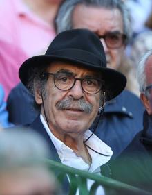 Imagen secundaria 2 - Arriba, Nuria González y su hermana. Abajo, a la izquierda, Curro Vázquez (centro) y a su derecha, el torero Emilio de Justo, en el callejón del coso del Paseo de Zorrilla; a la derecha, el histórico socialista y restaurador, Cecilio Lera. 