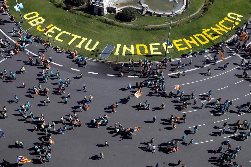 Cientos de miles de personas se manifestaron este miércoles en Barcelona a favor de la independencia y reclamando la libertad de los presos secesionistas. Según la Guardia Urbana, en torno a 600.000 personas participaron en la protesta organizada por la ANC y Ómnium Cultural, convertida ya en una tradición en el inicio político en Cataluña. La jornada terminó con el desalojo del parque de la Ciutadella de Barcelona tras dispersar a los cerca de 300 manifestantes independentistas que se concentraban las puertas del Parlament, entre insultos y momentos de tensión de los Mossos d'Esquadra con algunos grupos de activistas.