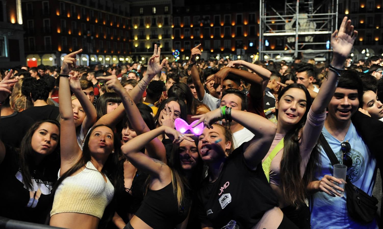 Fotos: Miles de jóvenes celebran los 40 Puceladance en la Plaza Mayor de Valladolid