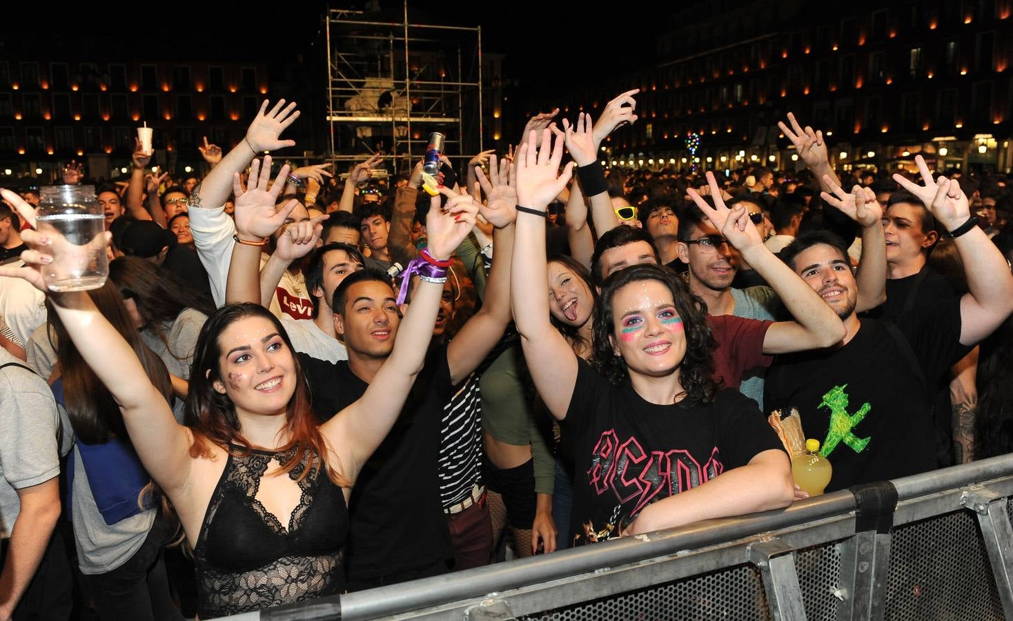 Fotos: Miles de jóvenes celebran los 40 Puceladance en la Plaza Mayor de Valladolid