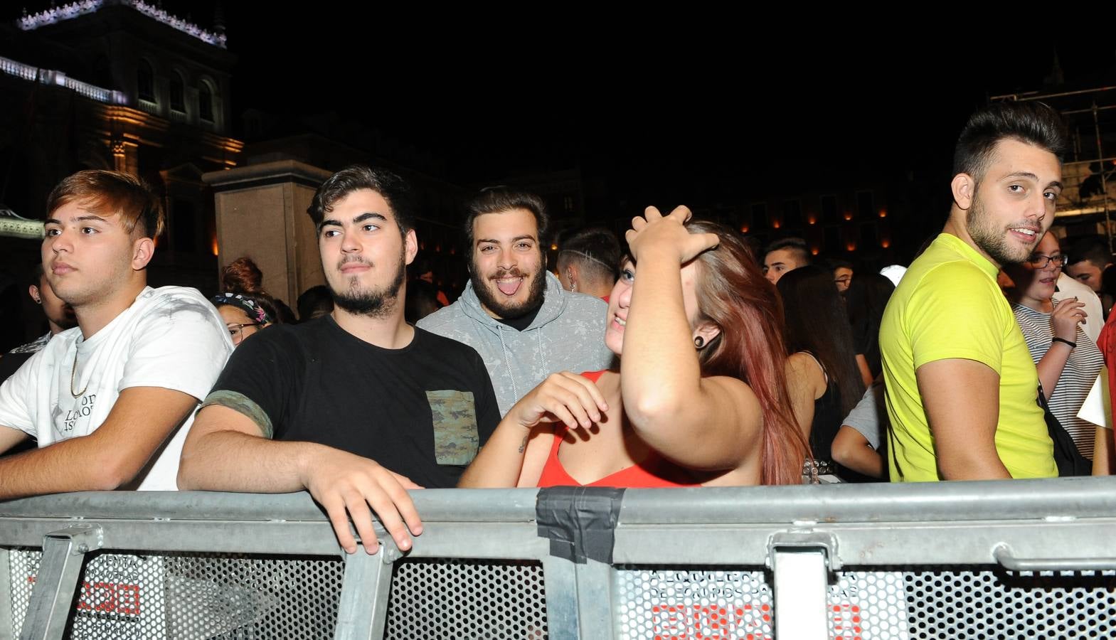 Fotos: Miles de jóvenes celebran los 40 Puceladance en la Plaza Mayor de Valladolid