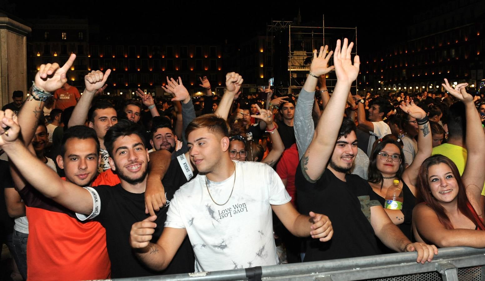 Fotos: Miles de jóvenes celebran los 40 Puceladance en la Plaza Mayor de Valladolid