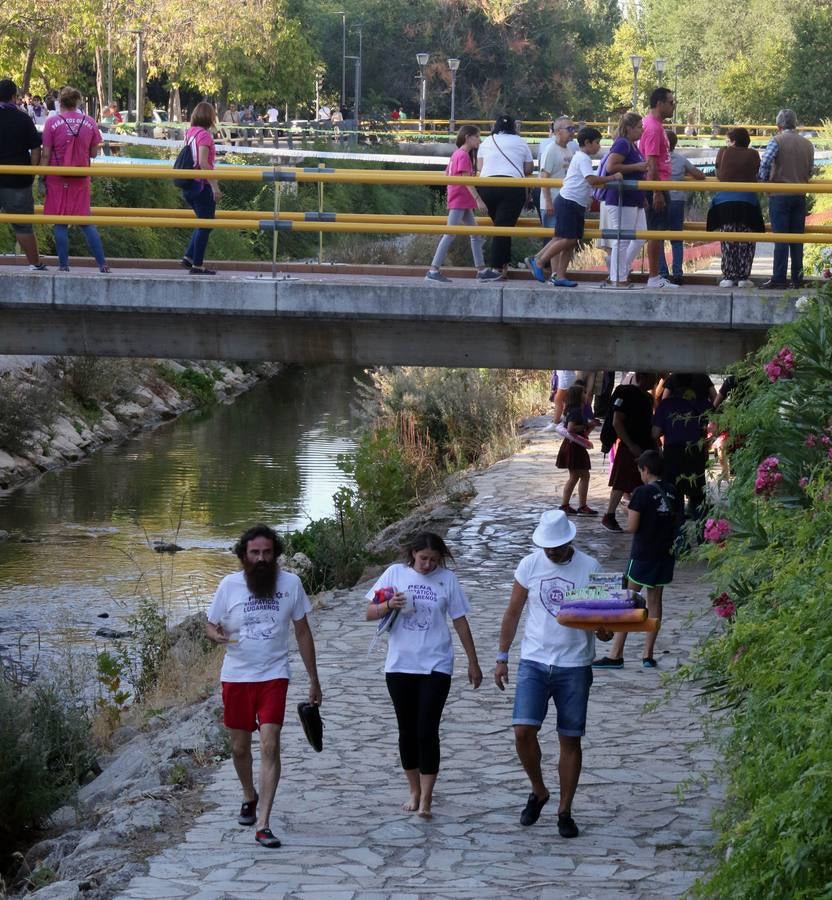 Siete peñas disputan la decimotercera edición de la tradicional regata ante la mirada de decenas de curiosos