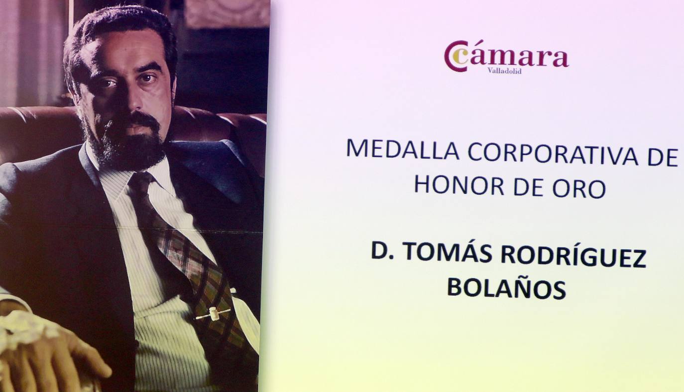 Medalla de Oro de la Cámara de Comercio a Tomás Rodríguez Bolaños. 