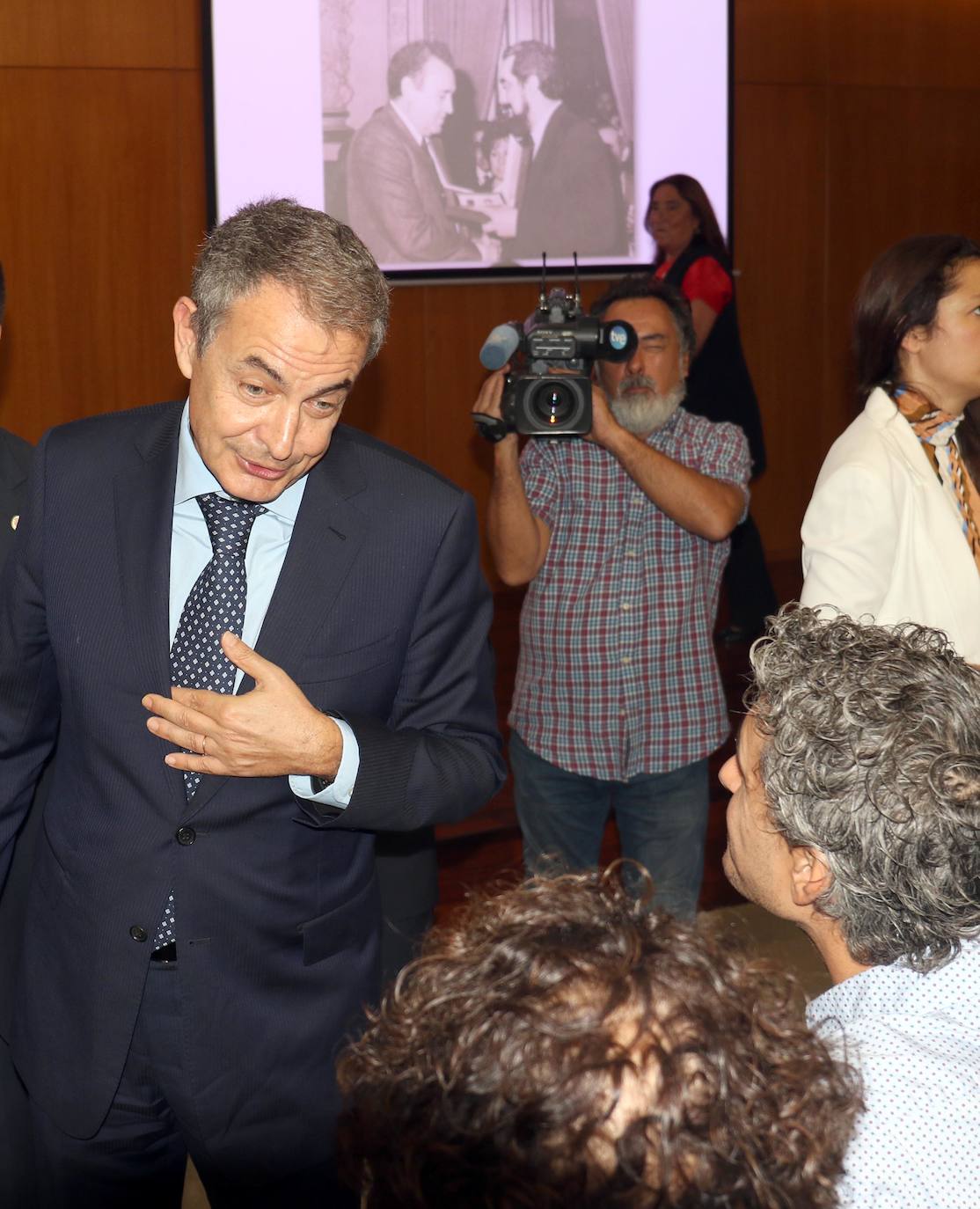 Medalla de Oro de la Cámara de Comercio a Tomás Rodríguez Bolaños. 