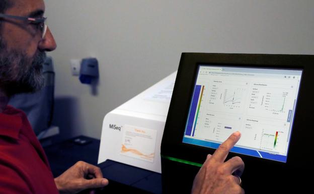 Un científico trabaja con un secuenciador de genoma en el laboratorio de listeriosis del Centro Nacional de Microbiología. 