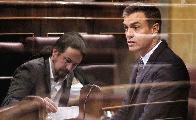 El secretario general de Podemos, Pablo Iglesias y el presidente del Gobierno en funciones, Pedro Sánchez, durante la intervención de Sánchez para informar sobre los Consejos Europeos. 