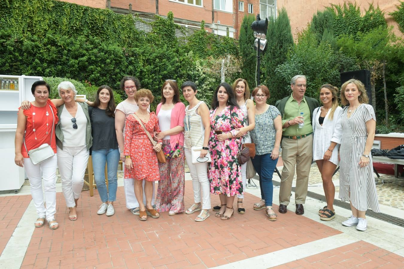 El equipo de la residencia Nuestra Señora del Rosario, encabezado por su gerente, Juan Luis Revilla, visitó la caseta de El Norte.