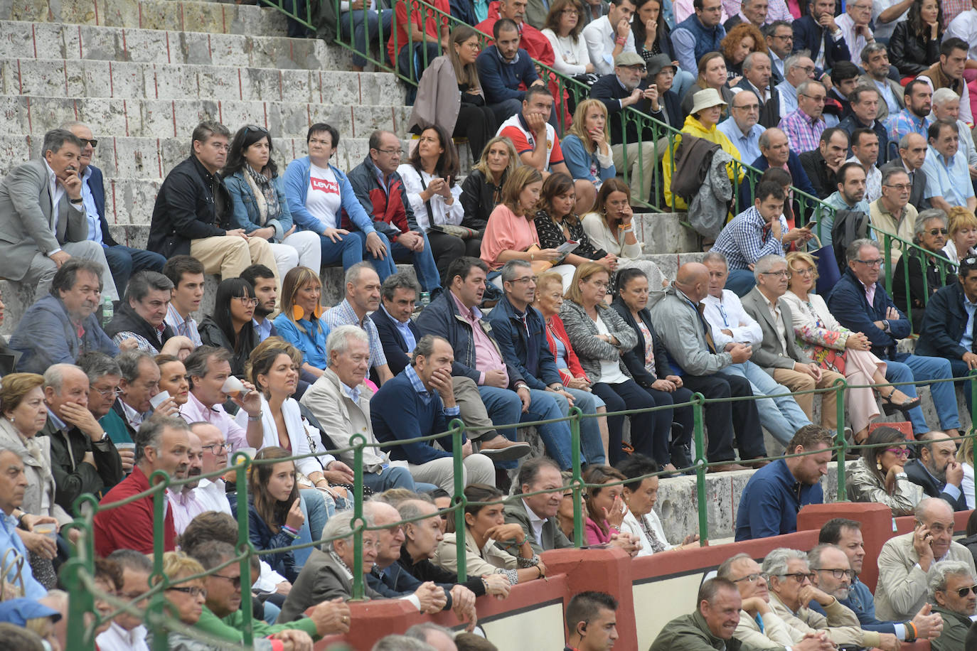 Con toros de la ganadería Juan Pedro Domecq para El Fandi, Perera y Emilio de Justo.