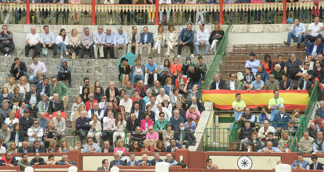 Con toros de la ganadería Juan Pedro Domecq para El Fandi, Perera y Emilio de Justo.