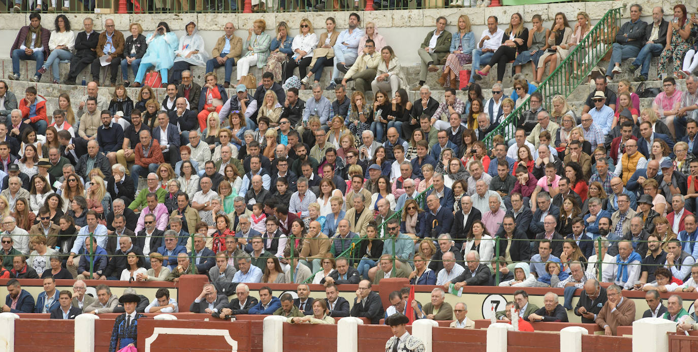 Con toros de la ganadería Juan Pedro Domecq para El Fandi, Perera y Emilio de Justo.