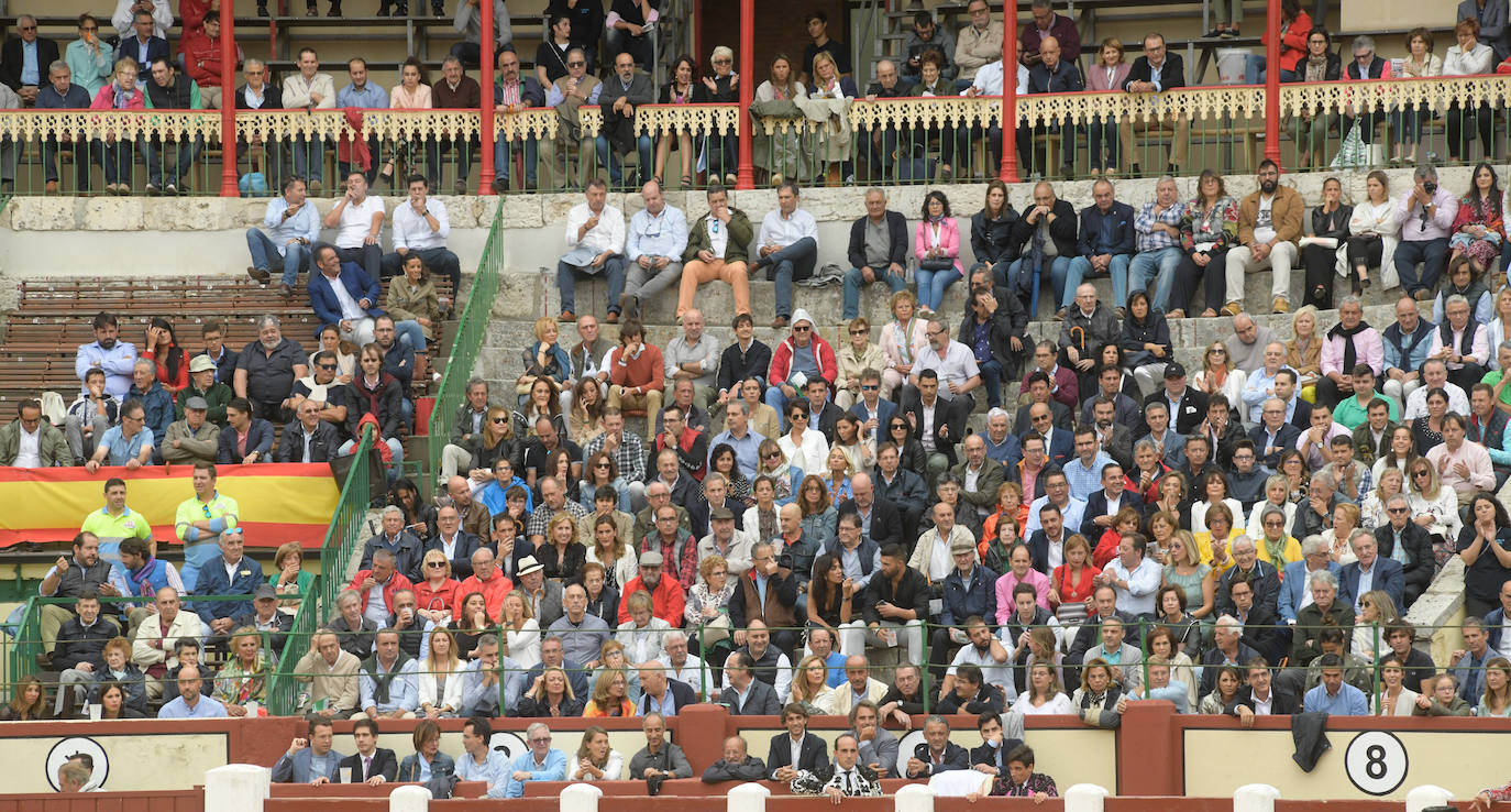 Con toros de la ganadería Juan Pedro Domecq para El Fandi, Perera y Emilio de Justo.