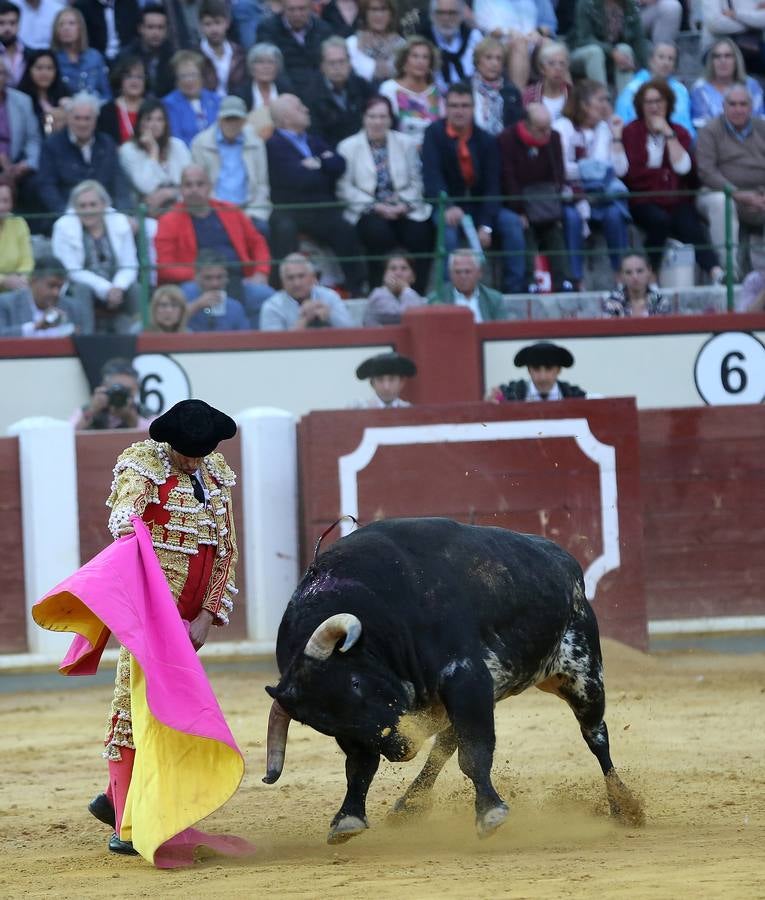 Fotos: El Fandi, Perera y De Justo en la cuarta corrida de la Feria de la Virgen de San Lorenzo de Valladolid