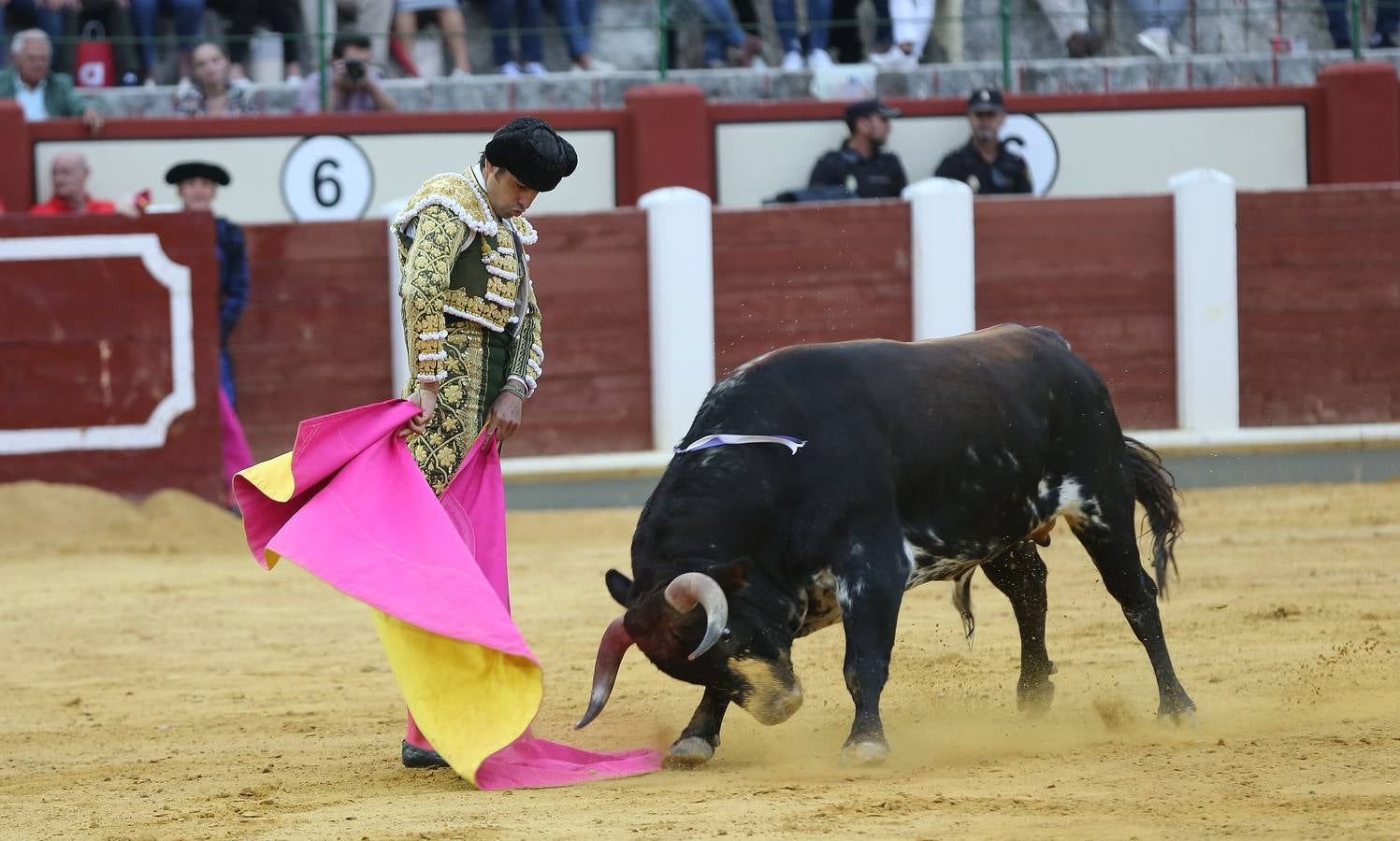 Fotos: El Fandi, Perera y De Justo en la cuarta corrida de la Feria de la Virgen de San Lorenzo de Valladolid