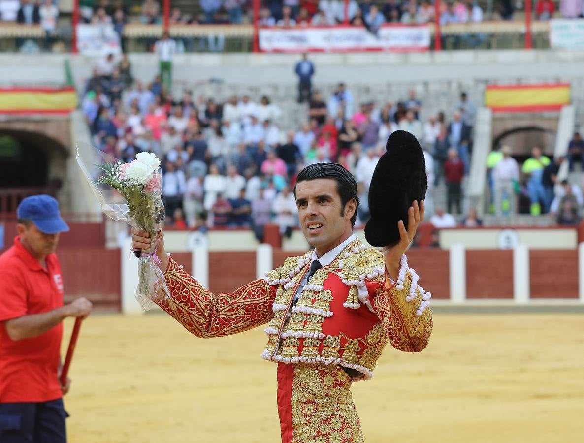 Fotos: El Fandi, Perera y De Justo en la cuarta corrida de la Feria de la Virgen de San Lorenzo de Valladolid