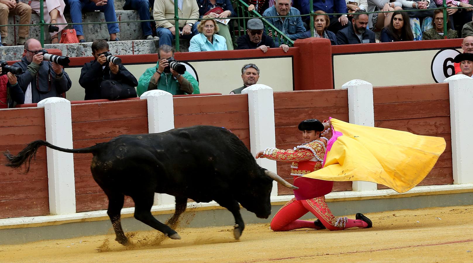 Fotos: El Fandi, Perera y De Justo en la cuarta corrida de la Feria de la Virgen de San Lorenzo de Valladolid