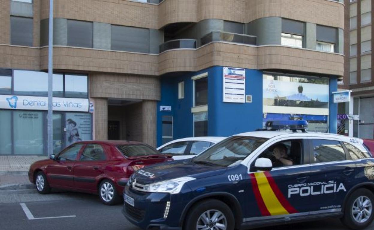 Un coche de la Policía Nacional frente al portal en el que ocurrieron los hechos. 