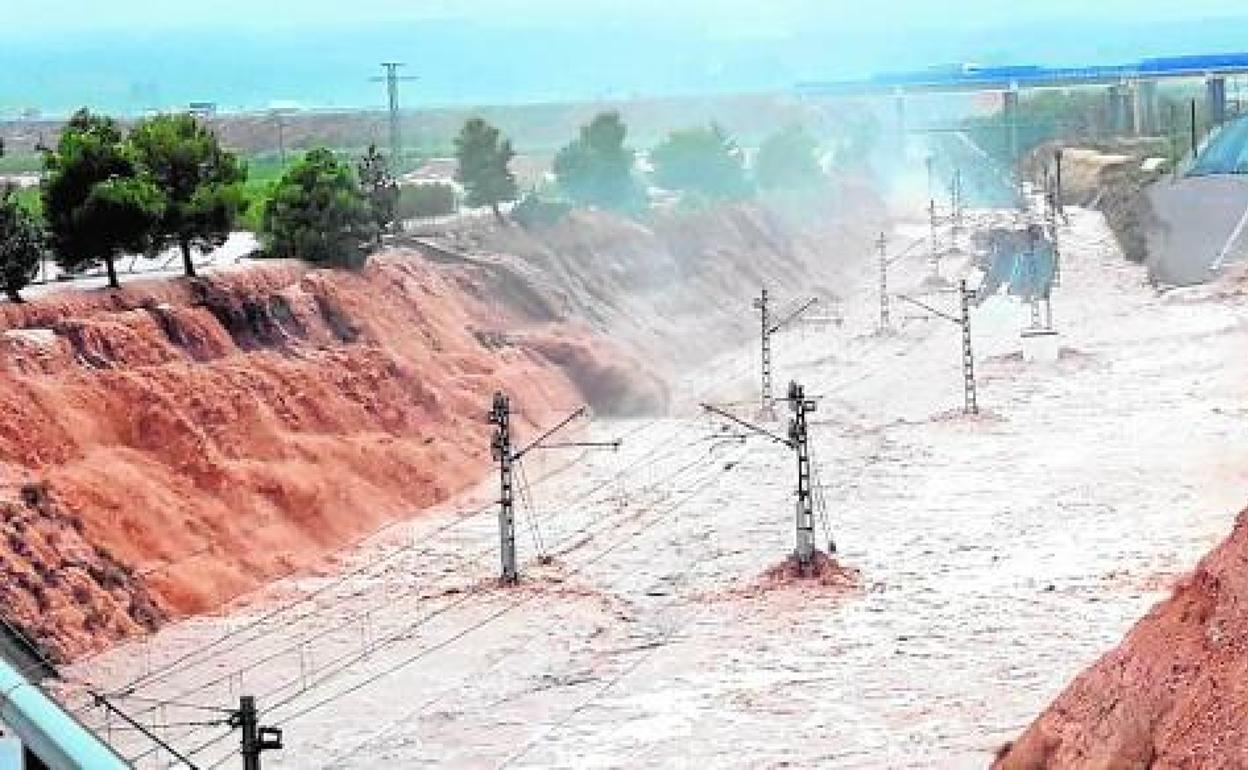 Inundación del tamo de La Encina, por donde pasan los trenes de ancho convencional con destino a Valencia, Alicante y Murcia. Al fondo, elevadas, las vías del AVE.