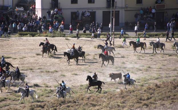 Un grupo de caballistas arropa a uno de los astados en uno de los encierros de Portillo.