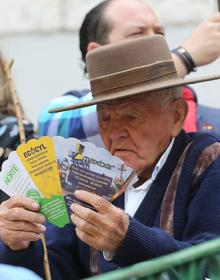 Imagen secundaria 2 - Arriba, la banda Municipal de Íscar. Abajo, a la izquierda, matrimonio Muñoz Sanz, de Casa Pedro; a la derecha, un aficionado ojea una publicidad.