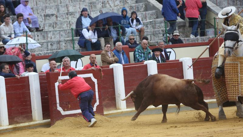 Fotos: La cogida del monosabio en diez imágenes