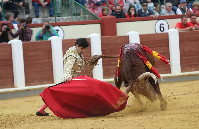 Fotos: El Cid, López Simón y Ginés Marín, en la quinta corrida de la Feria de la Virgen de San Lorenzo